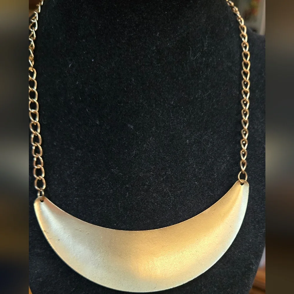 Vintage gold brushed statement necklace 16" - Picture 4 of 4